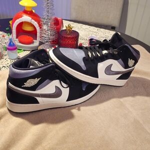 Jordan 1 Mid SE Satin Smoke Grey